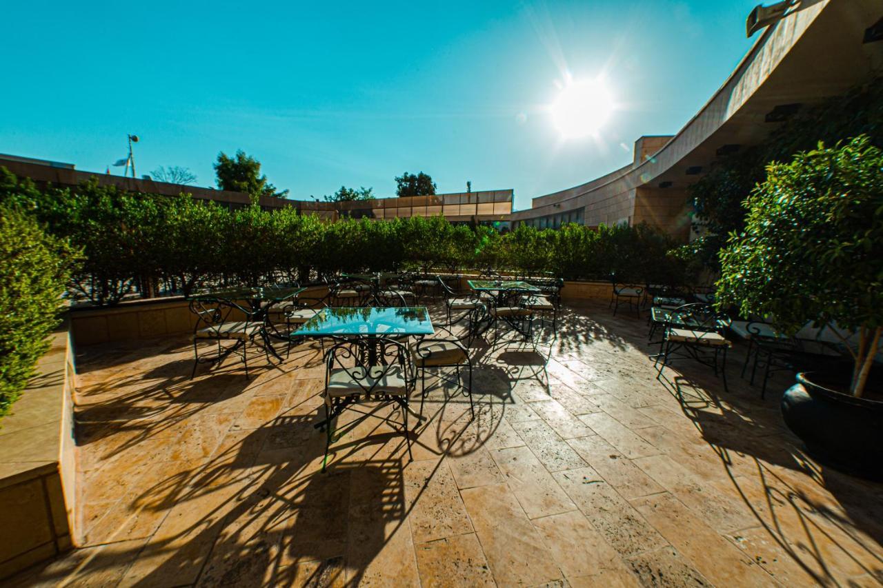 Oryx Hotel Aqaba Exterior photo The courtyard at the University of Arizona