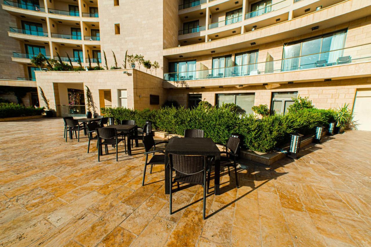 Oryx Hotel Aqaba Exterior photo The hotel's courtyard