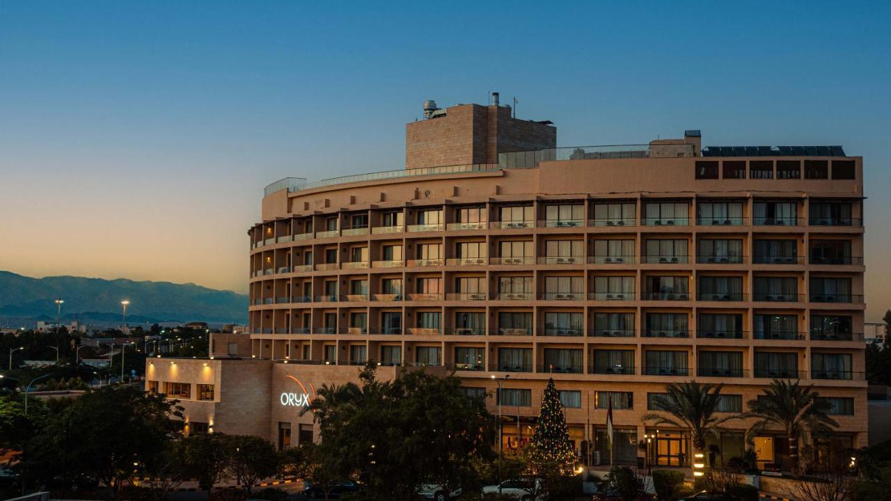 Oryx Hotel Aqaba Exterior photo The hotel at night