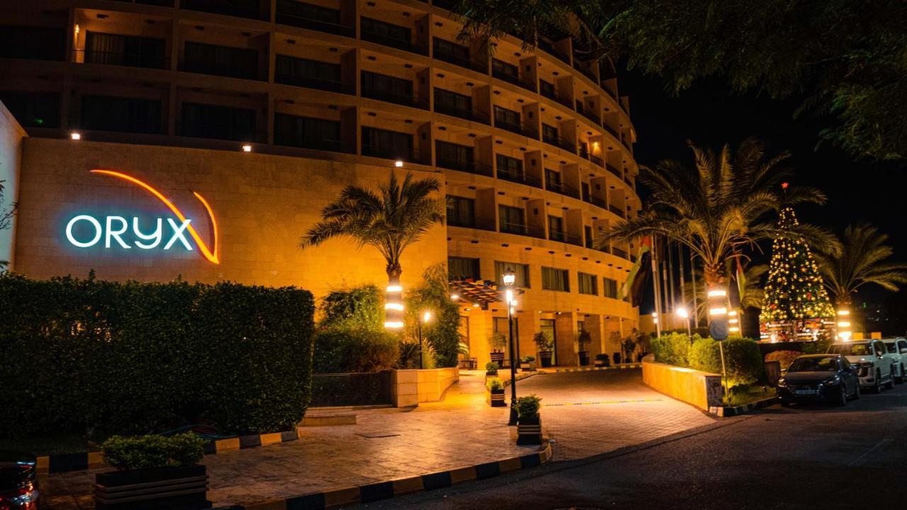 Oryx Hotel Aqaba Exterior photo The hotel at night