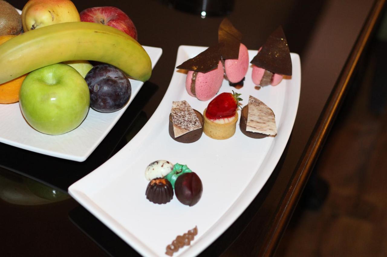 Oryx Hotel Aqaba Exterior photo Fruit and petit fours